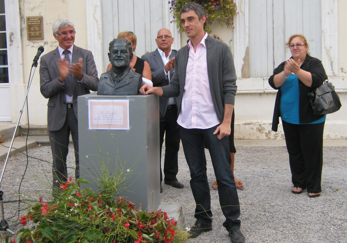 inauguration buste en bronze Léon Escalais