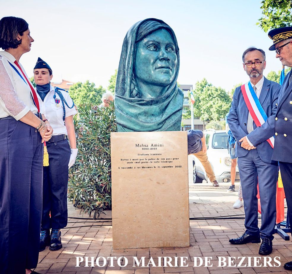 Buste monumental en bronze de Mahsa Amini