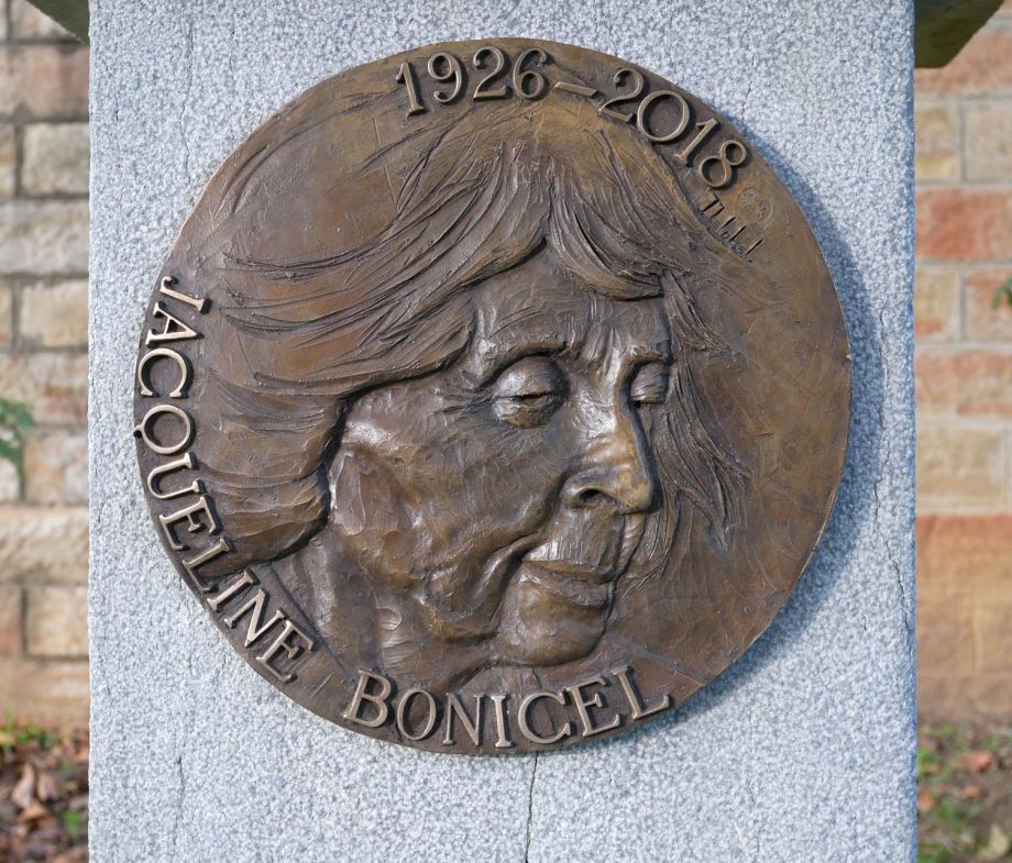 Bas-relief en bronze de Jacqueline Bonicel au Plateau des Poètes à Béziers