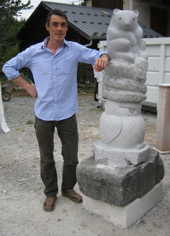 olivier DELOBEL devant sculpture de la colonne de l'égalité