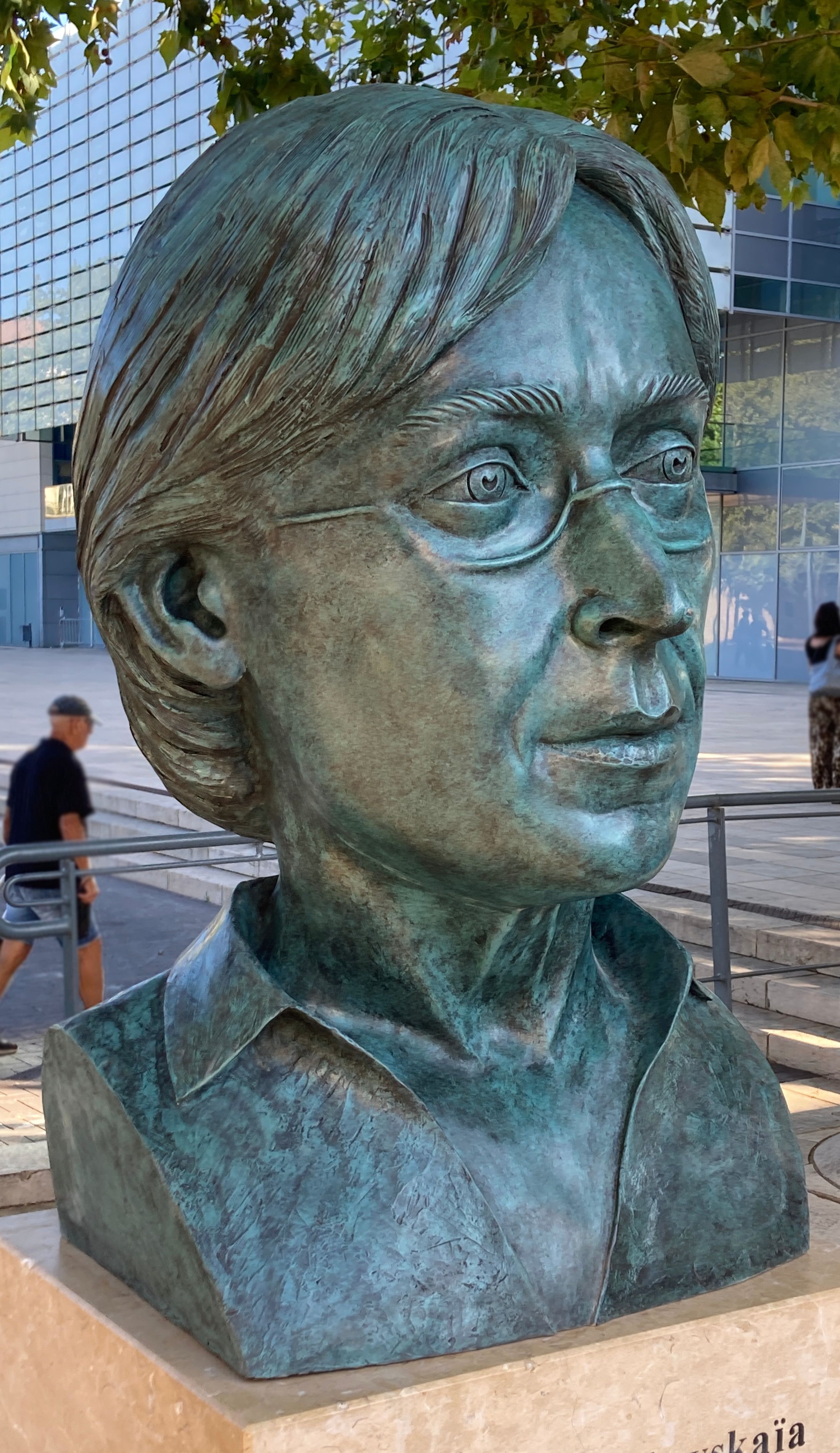 Buste monumental en bronze de Anna Politkovskaïa