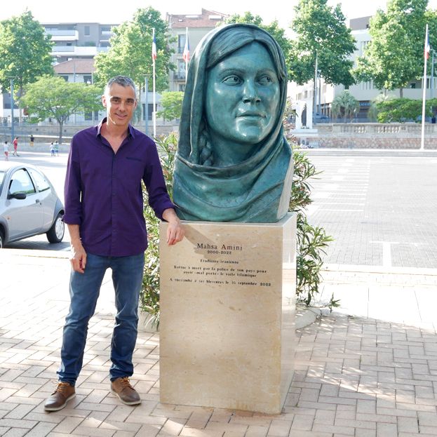 Buste monumental en bronze de Mahsa Amini