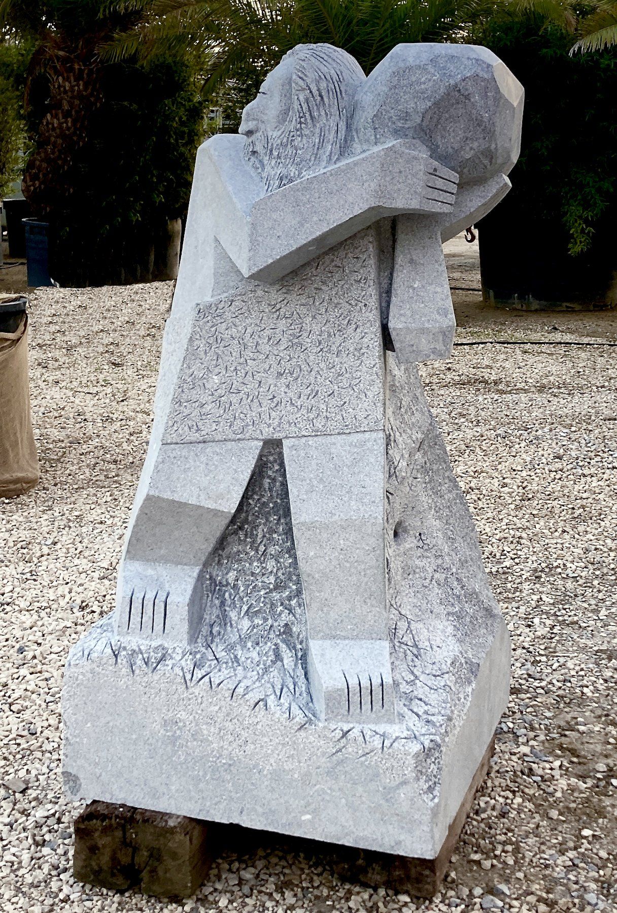 Sculpture réalisée lors du 1er symposium de sculpture sur granit de Gassin en septembre 2025